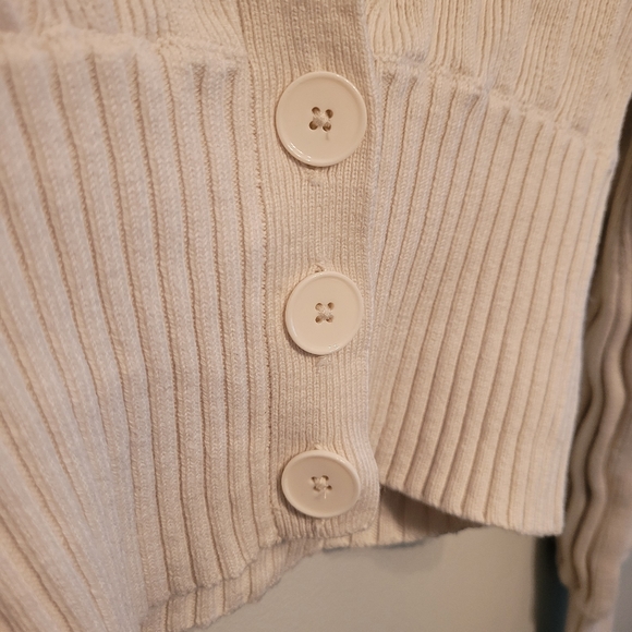 Aritzia | Small Plunge Cardigan - Picture 4 of 7